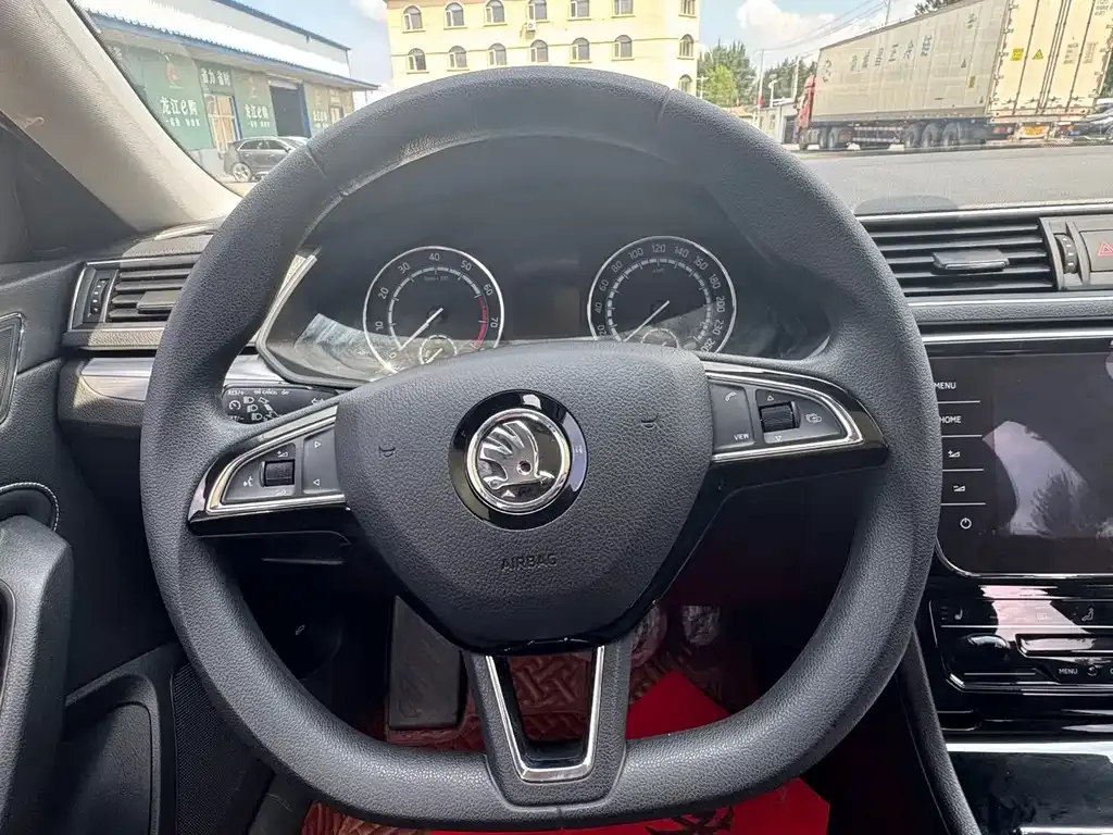 Skoda Superb — фото 10