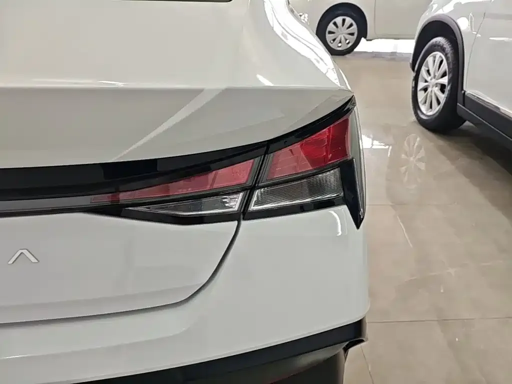 Hyundai Elantra — фото 2