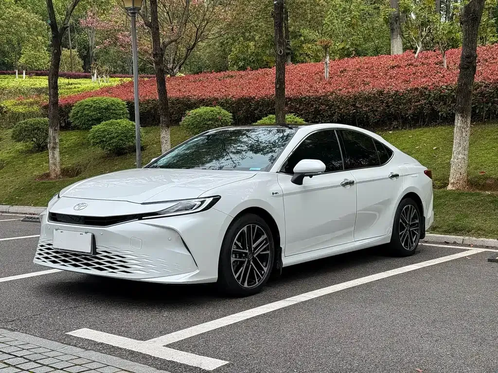 Toyota Camry — фото 1