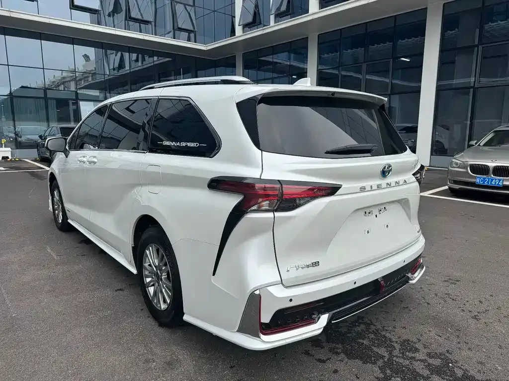 Toyota Sienna — фото 3