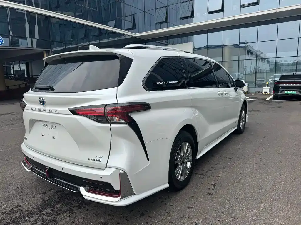 Toyota Sienna — фото 8