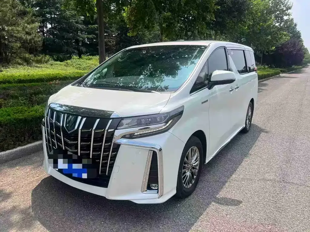 Toyota Alphard — фото 1