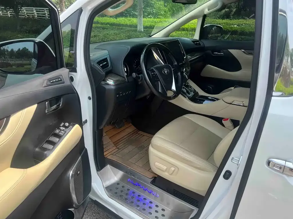 Toyota Alphard — фото 2