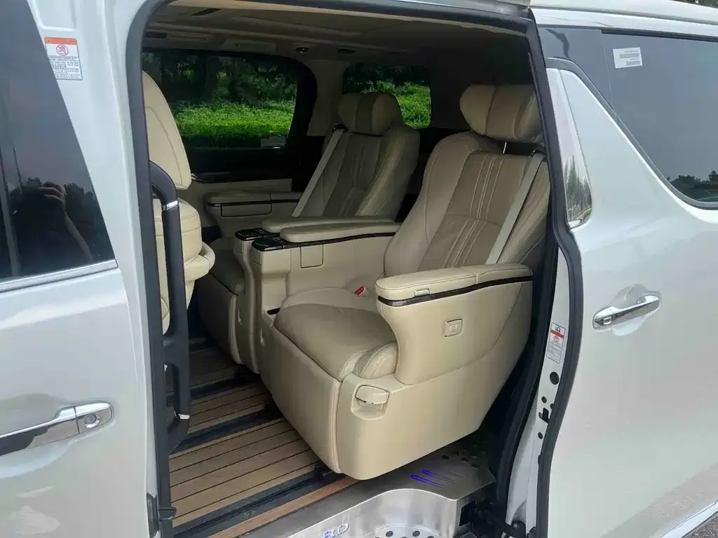 Toyota Alphard — фото 3