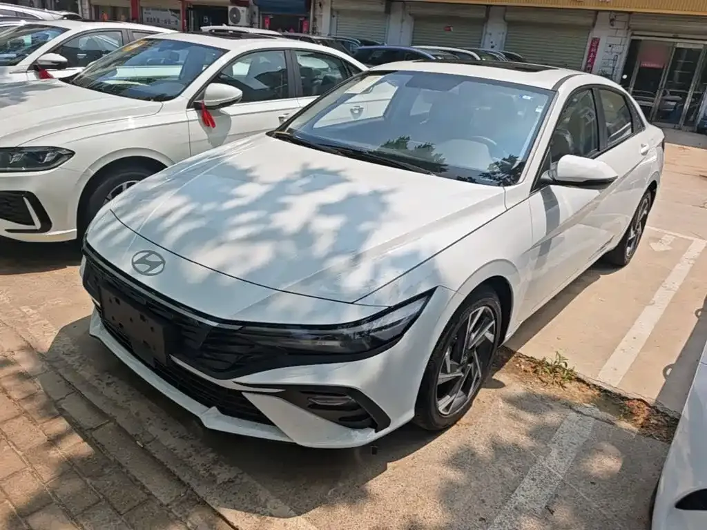 Hyundai Elantra — фото 1
