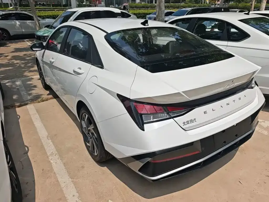 Hyundai Elantra — фото 5