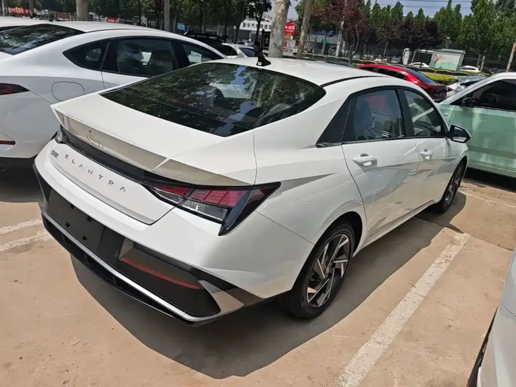 Hyundai Elantra — фото 8