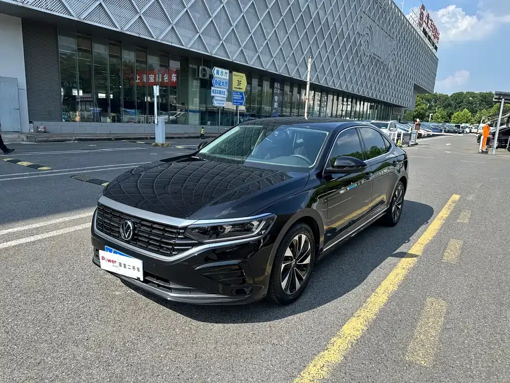 Volkswagen Passat — фото 1