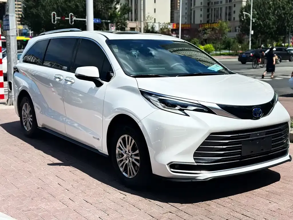 Toyota Sienna — фото 1