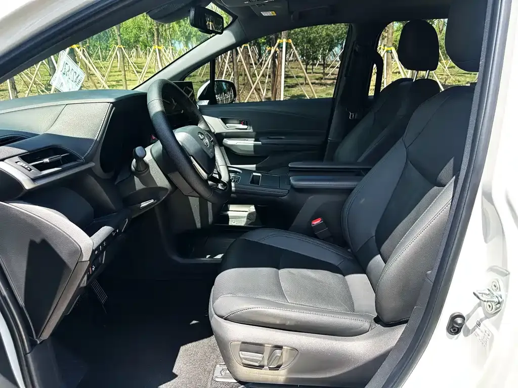 Toyota Sienna — фото 10