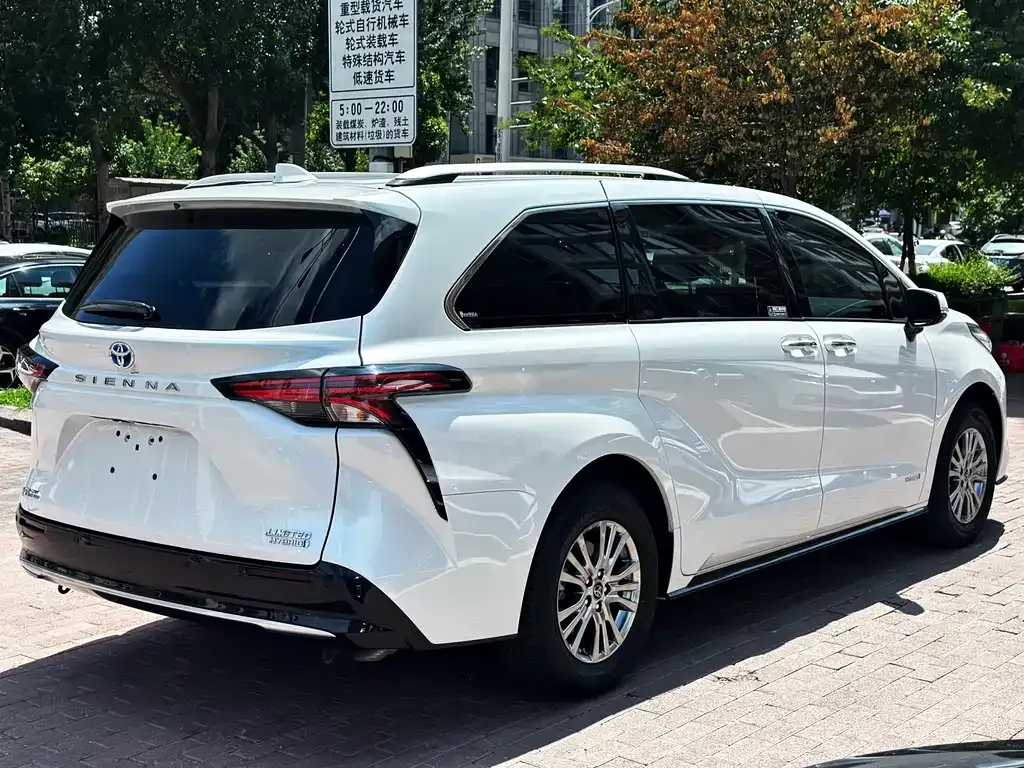 Toyota Sienna — фото 9