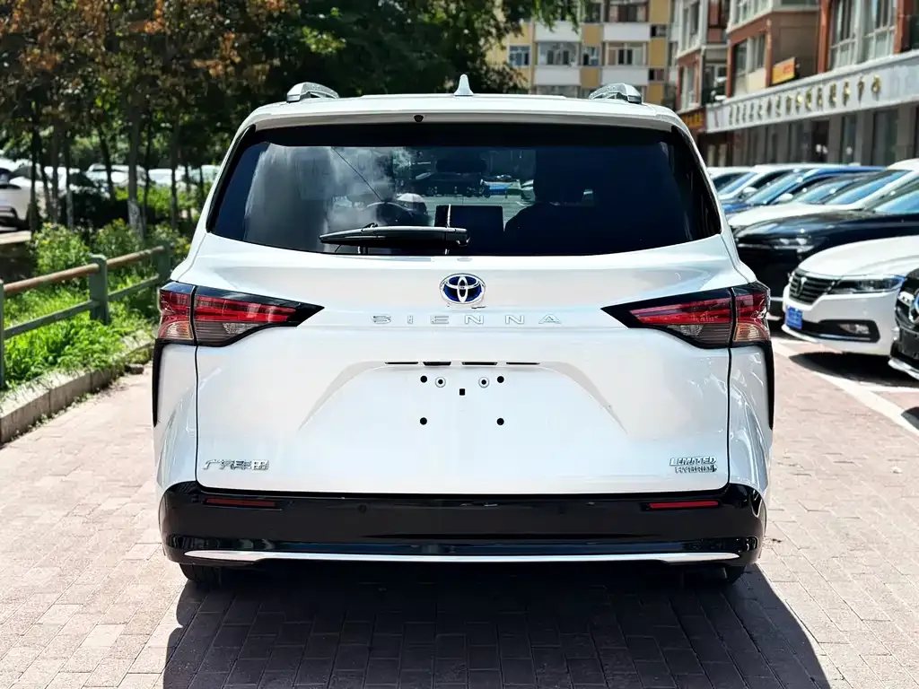 Toyota Sienna — фото 5