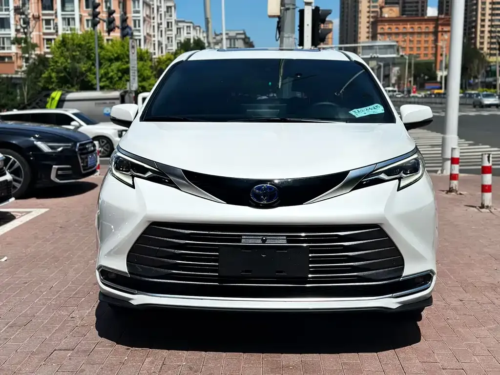 Toyota Sienna — фото 8