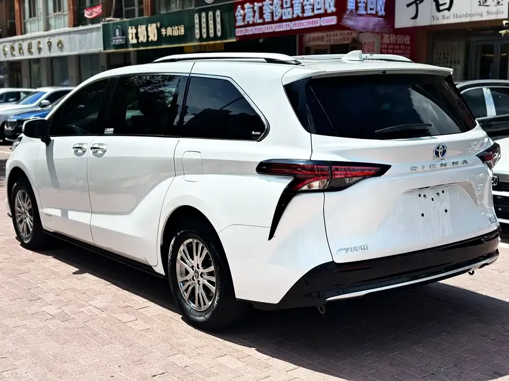 Toyota Sienna — фото 2