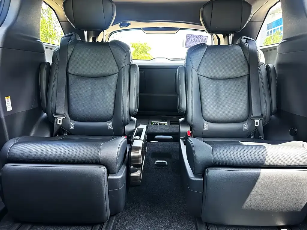 Toyota Sienna — фото 6