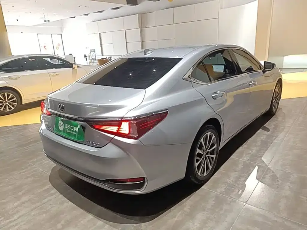 Lexus ES — фото 10