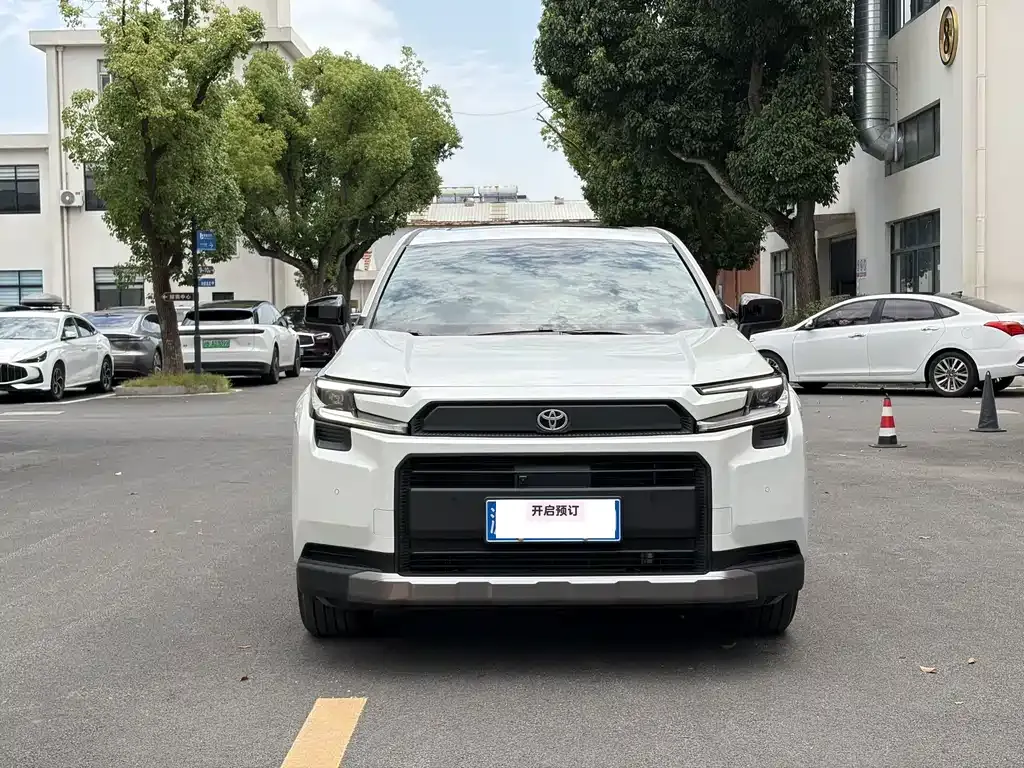 Toyota RAV4 — фото 1