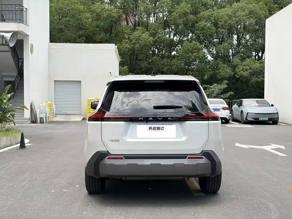 Toyota RAV4 — фото 9
