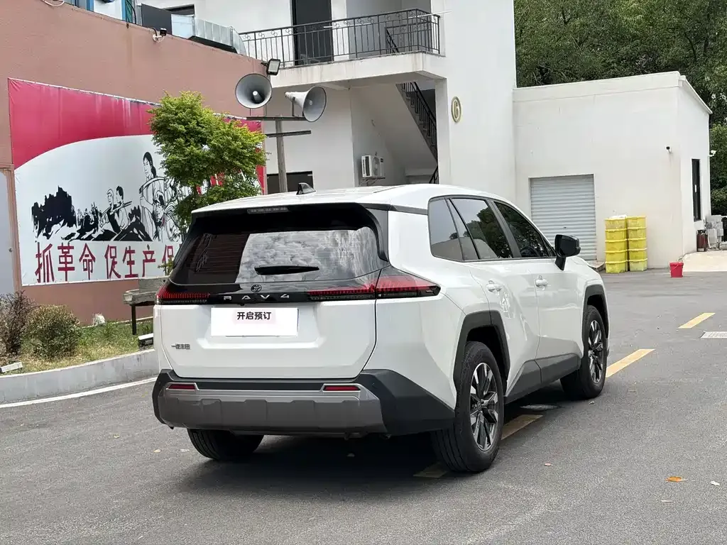 Toyota RAV4 — фото 3
