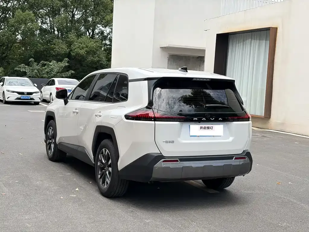 Toyota RAV4 — фото 2