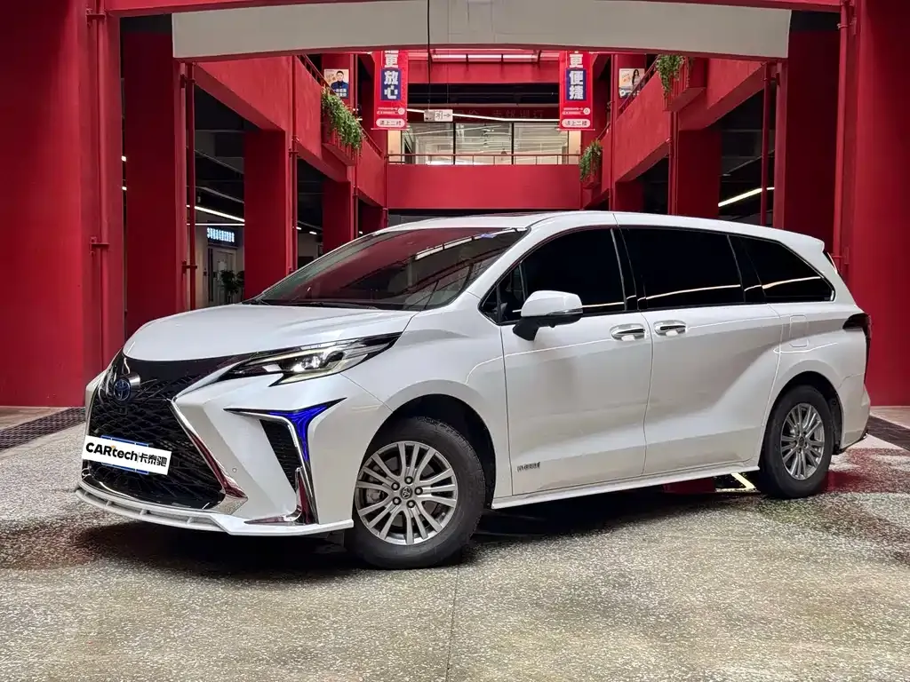 Toyota Sienna — фото 1