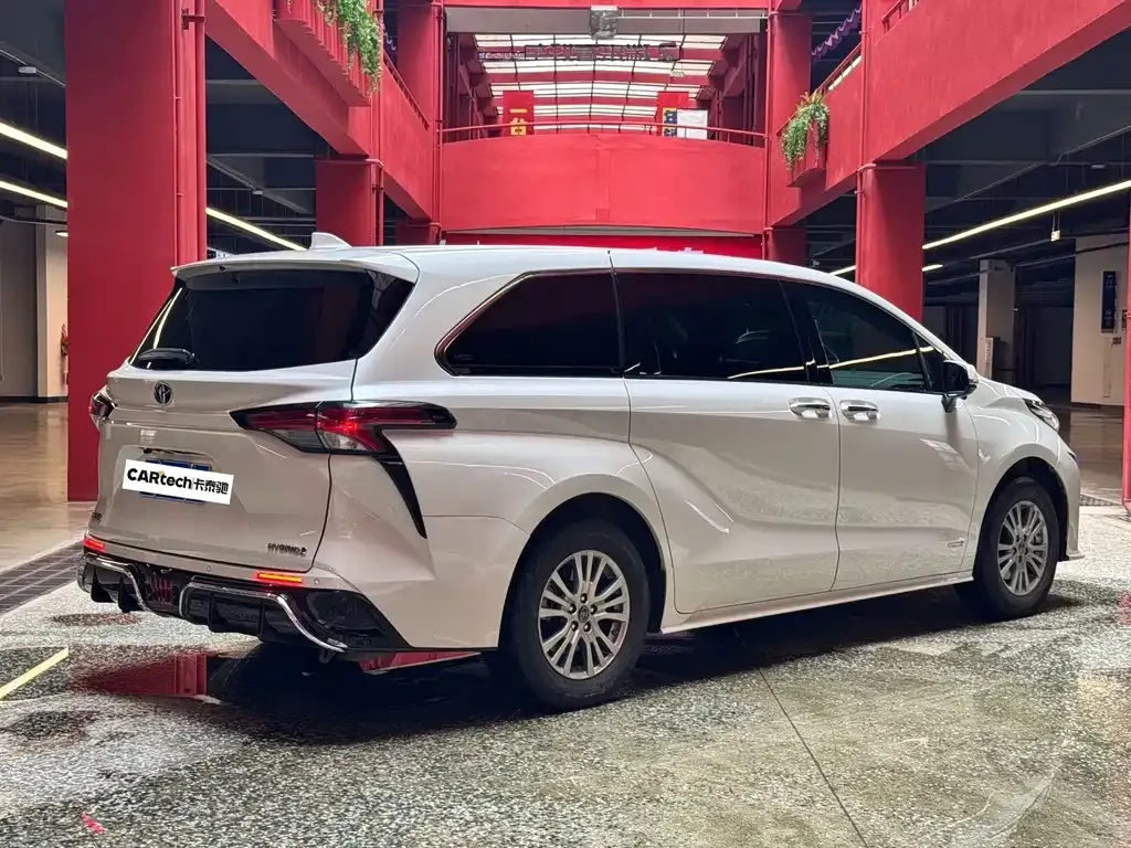 Toyota Sienna — фото 6