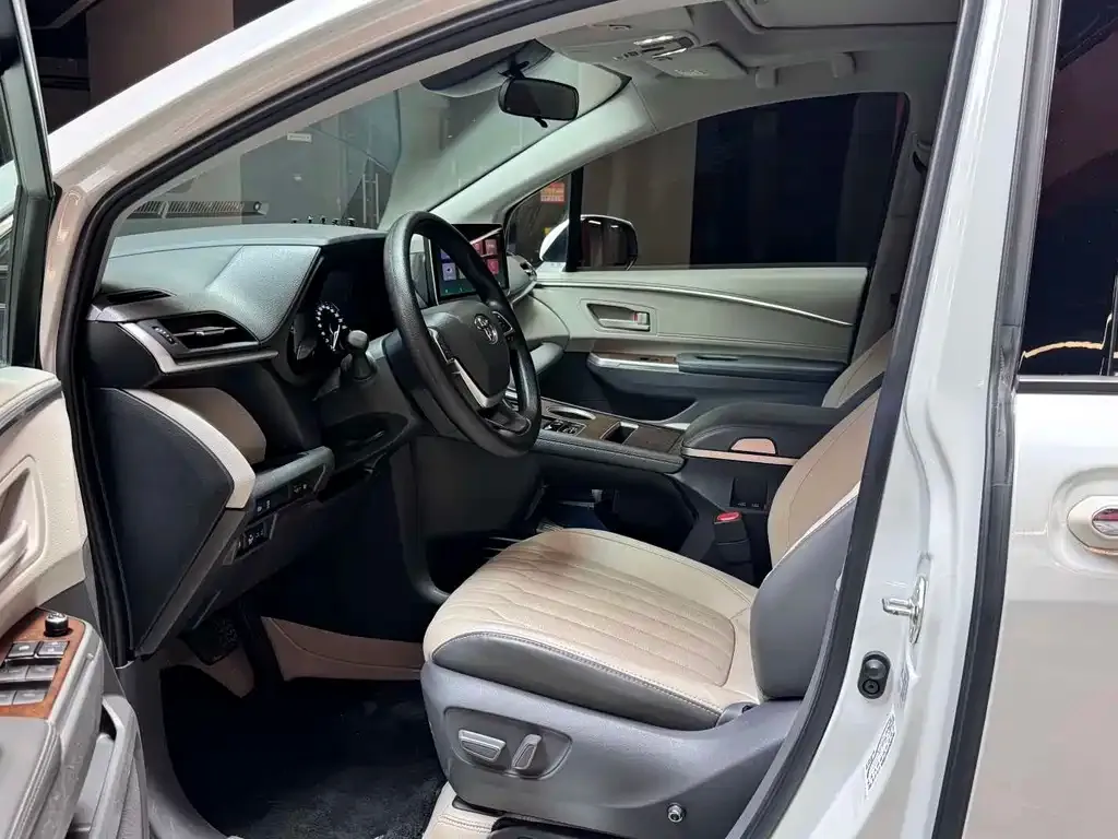 Toyota Sienna — фото 2