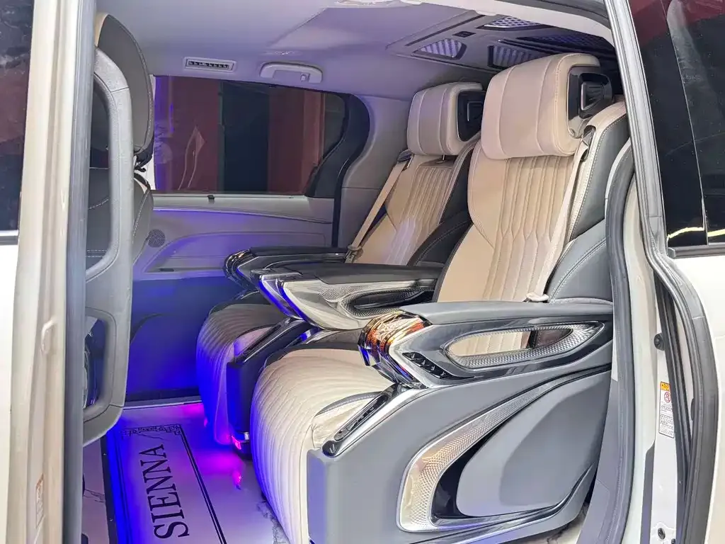 Toyota Sienna — фото 4