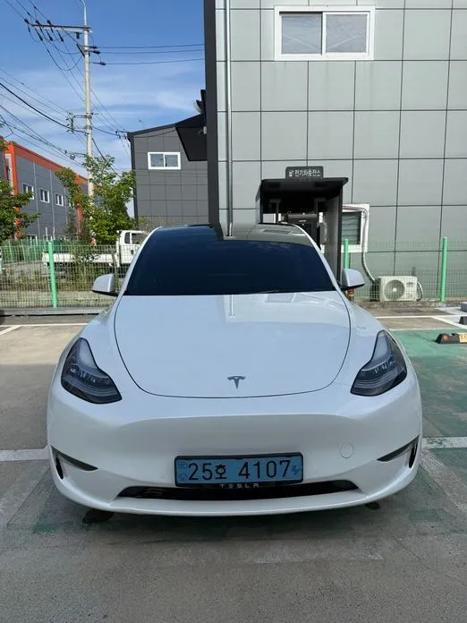 Tesla Model Y — фото 1