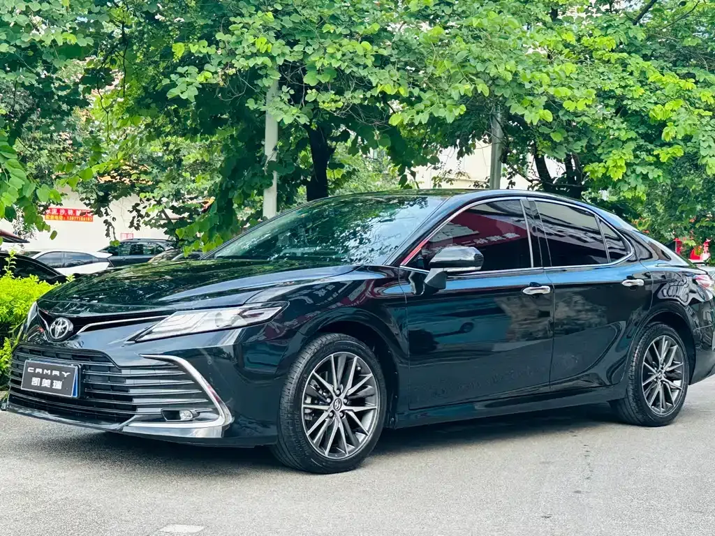 Toyota Camry — фото 1