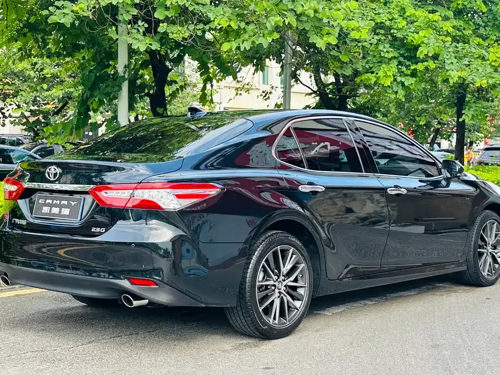 Toyota Camry — фото 10
