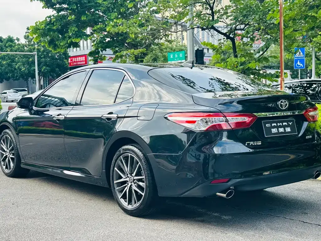 Toyota Camry — фото 8