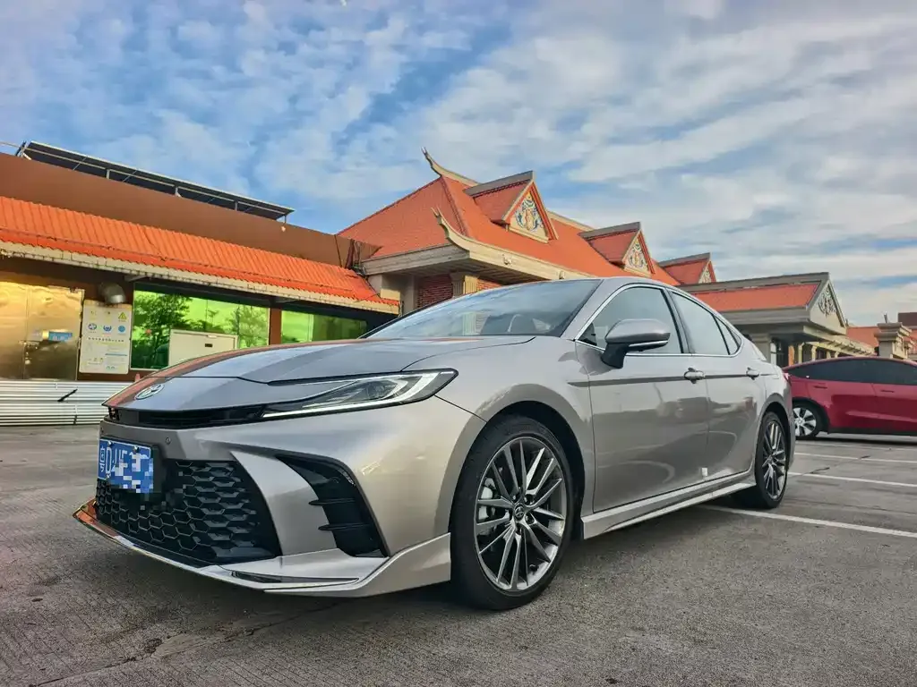 Toyota Camry — фото 1