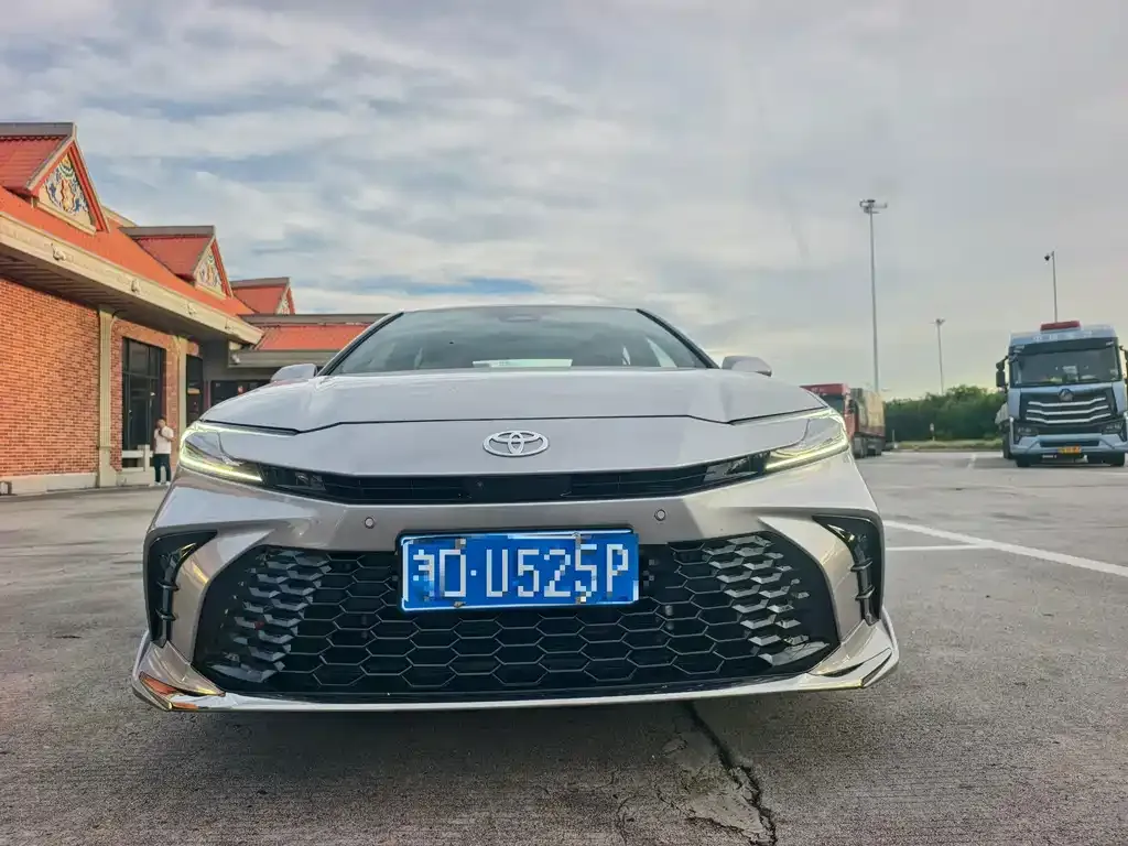 Toyota Camry — фото 9