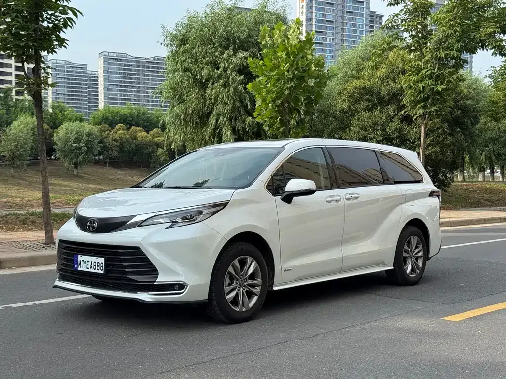 Toyota Sienna — фото 1