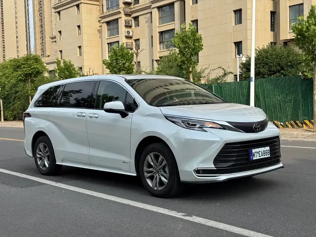 Toyota Sienna — фото 7
