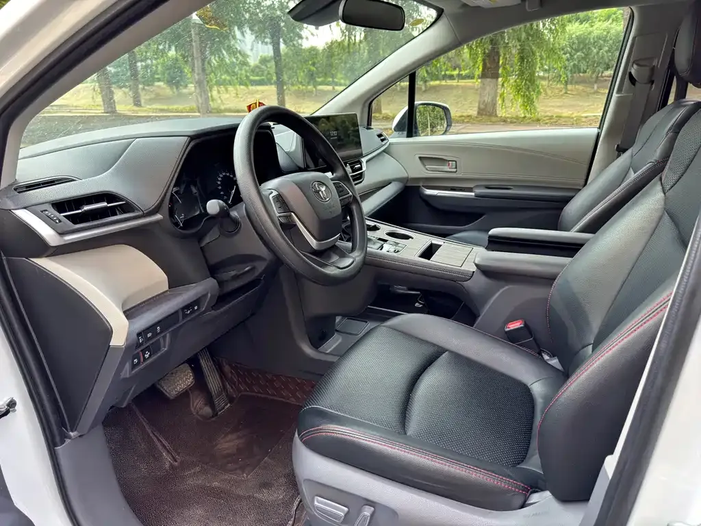 Toyota Sienna — фото 4