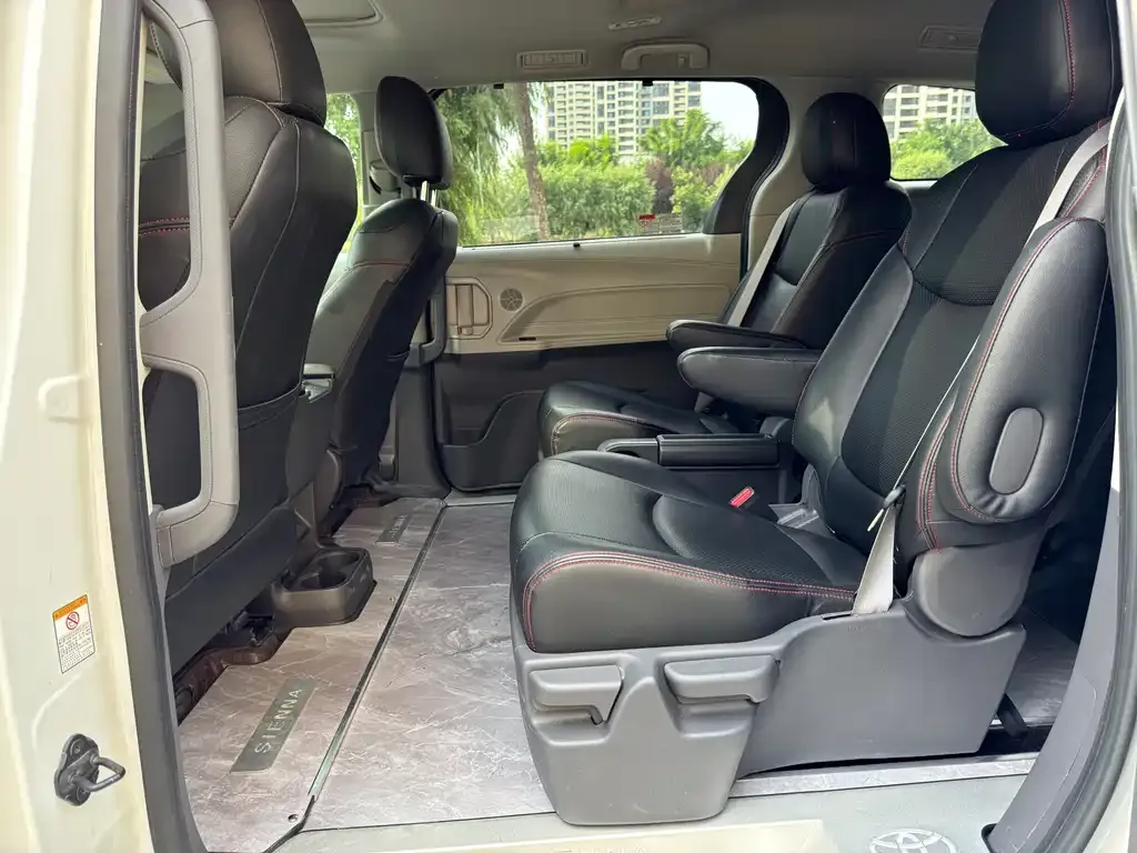 Toyota Sienna — фото 2
