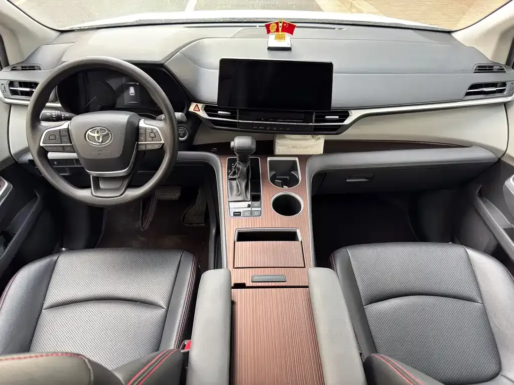 Toyota Sienna — фото 5