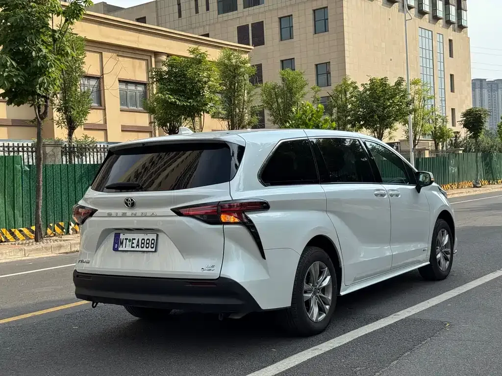 Toyota Sienna — фото 9