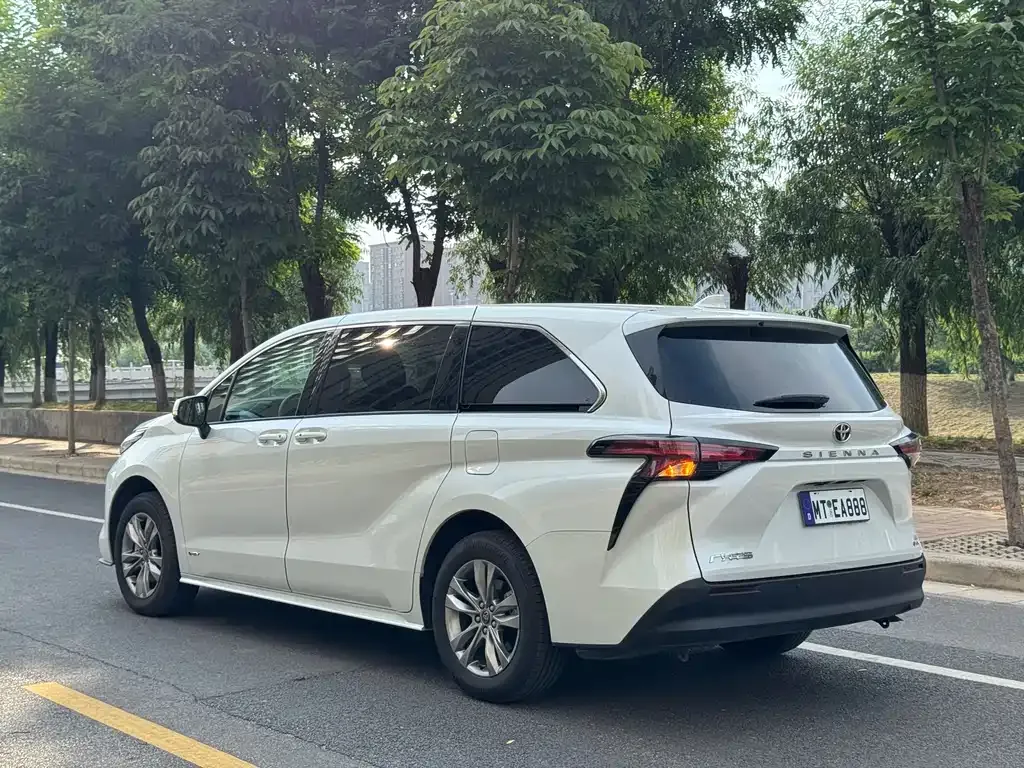 Toyota Sienna — фото 6