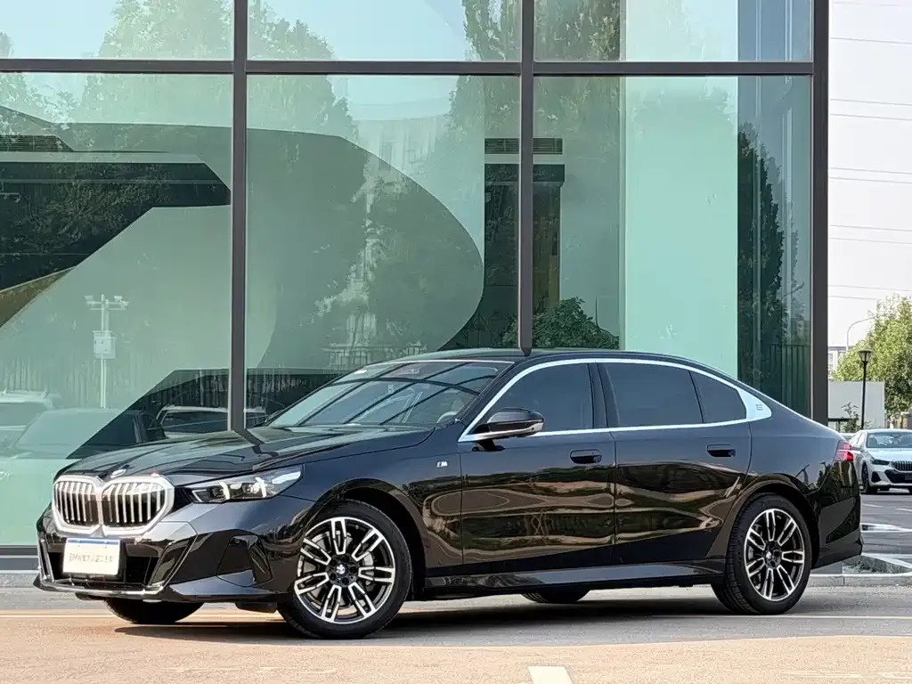 BMW 5 Series — фото 1