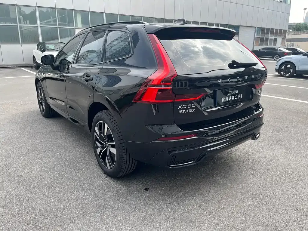 Volvo XC60 — фото 8