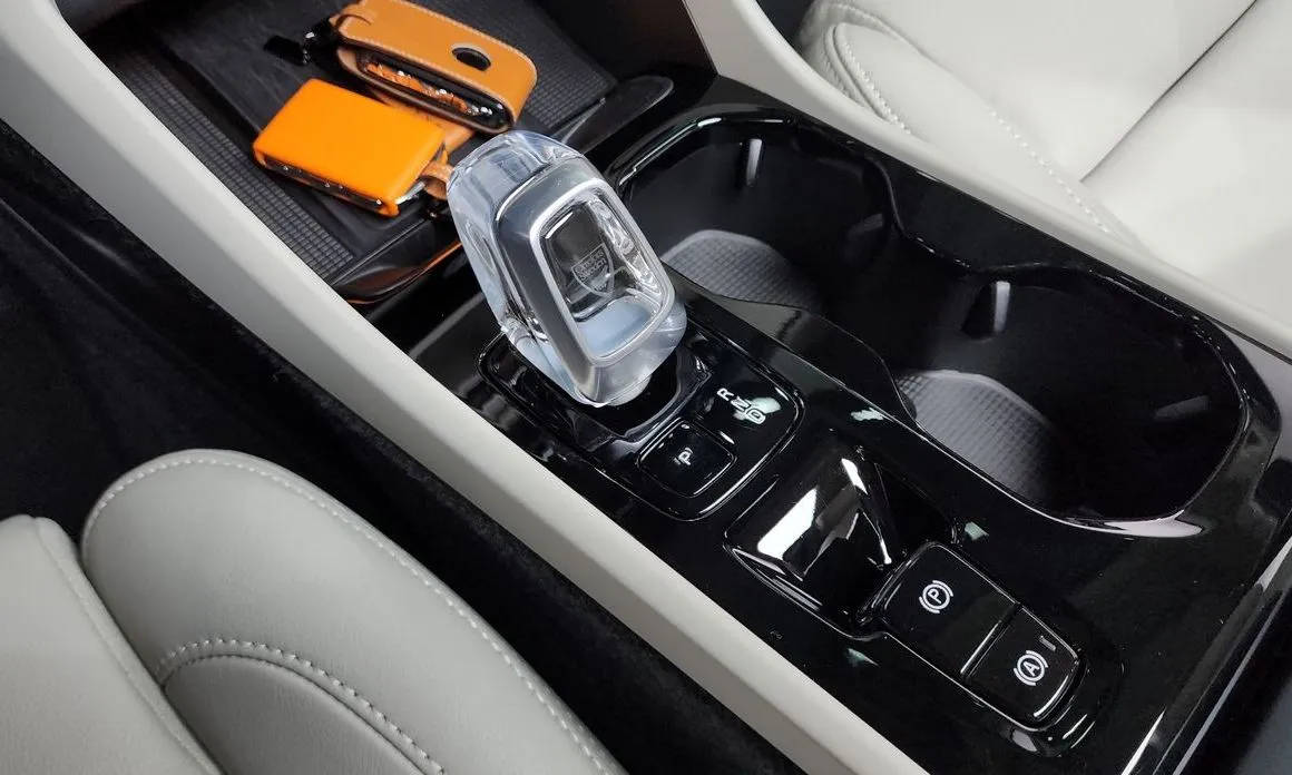 Volvo XC40 — фото 10