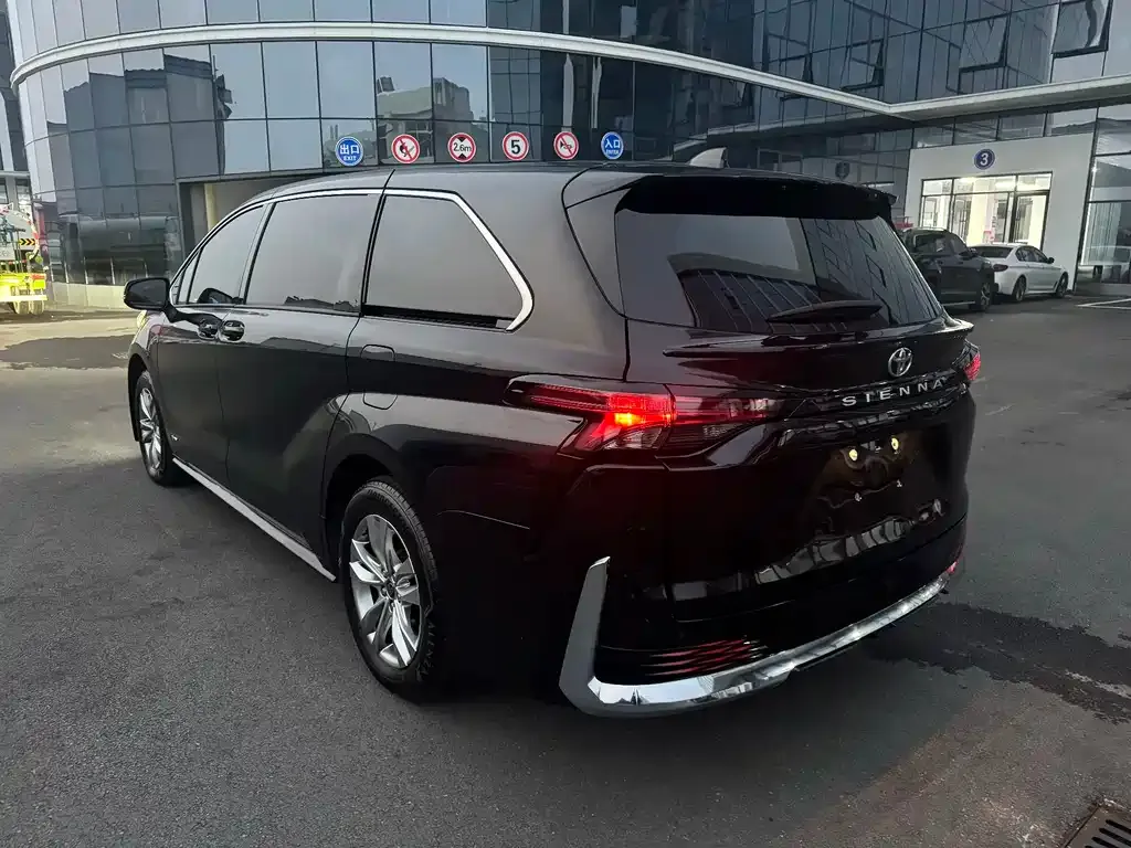 Toyota Sienna — фото 5