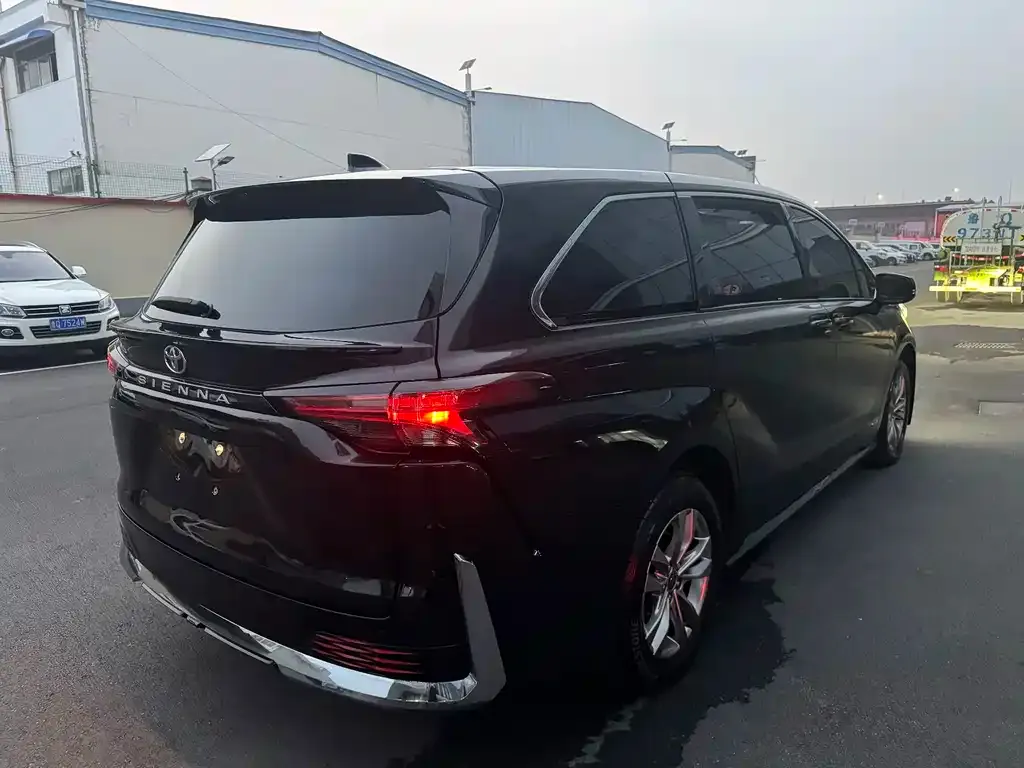 Toyota Sienna — фото 6