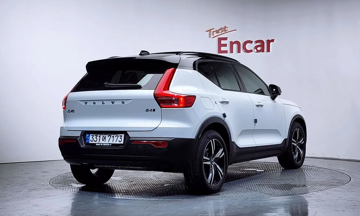 Volvo XC40 — фото 10