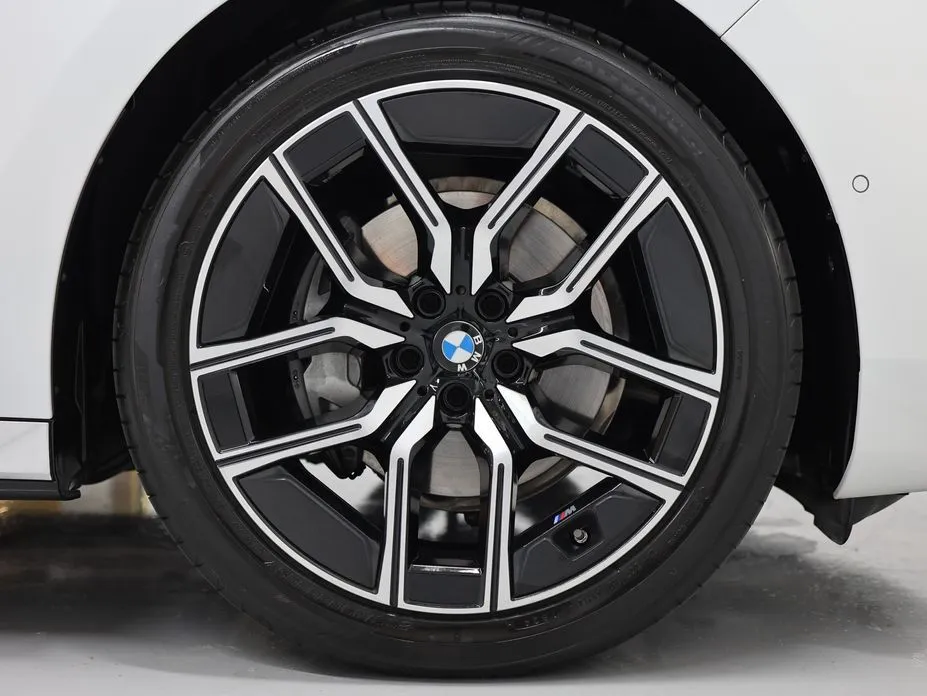 BMW 7-Series — фото 10