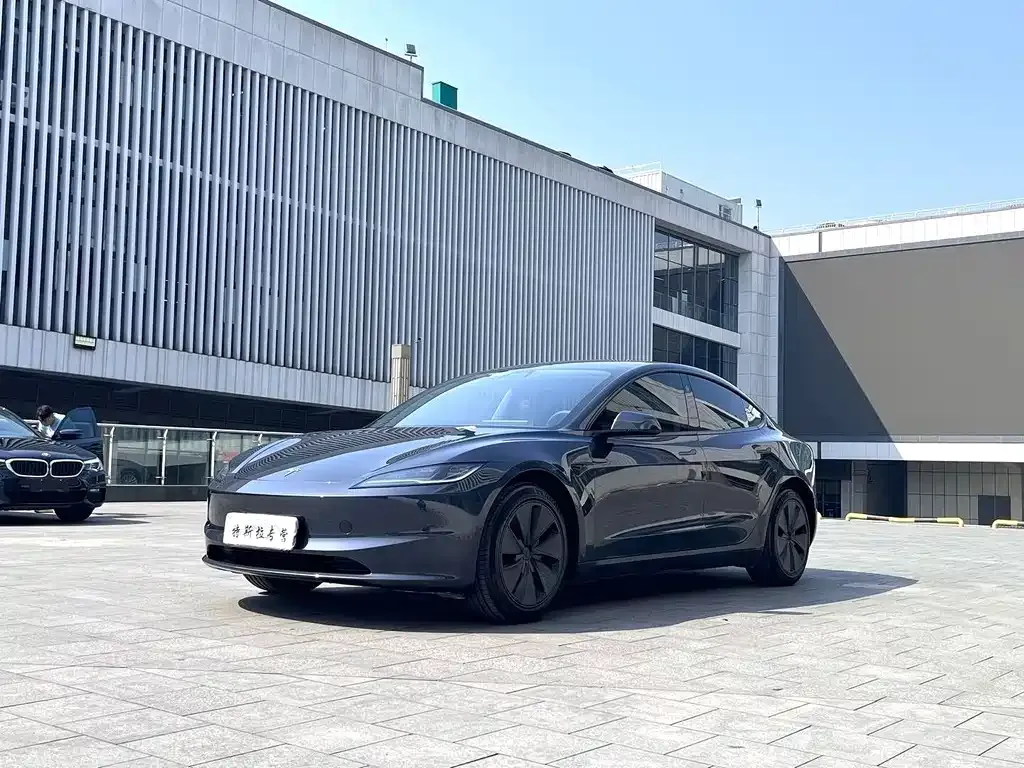 Tesla Model 3 — фото 1