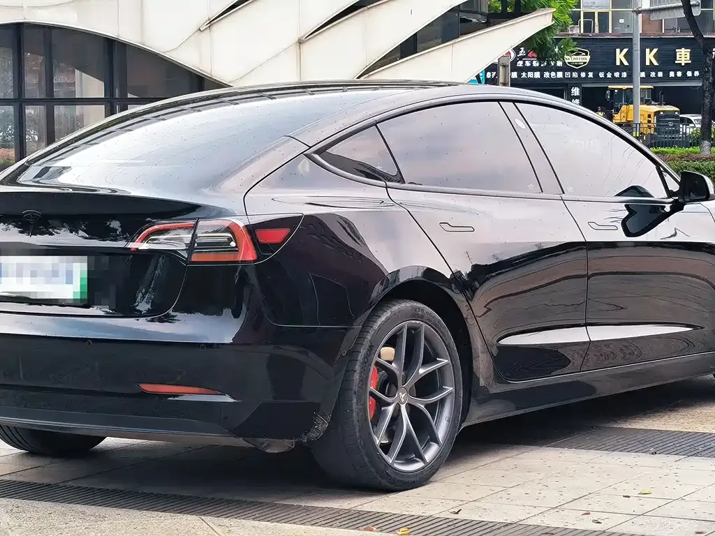 Tesla Model 3 — фото 4